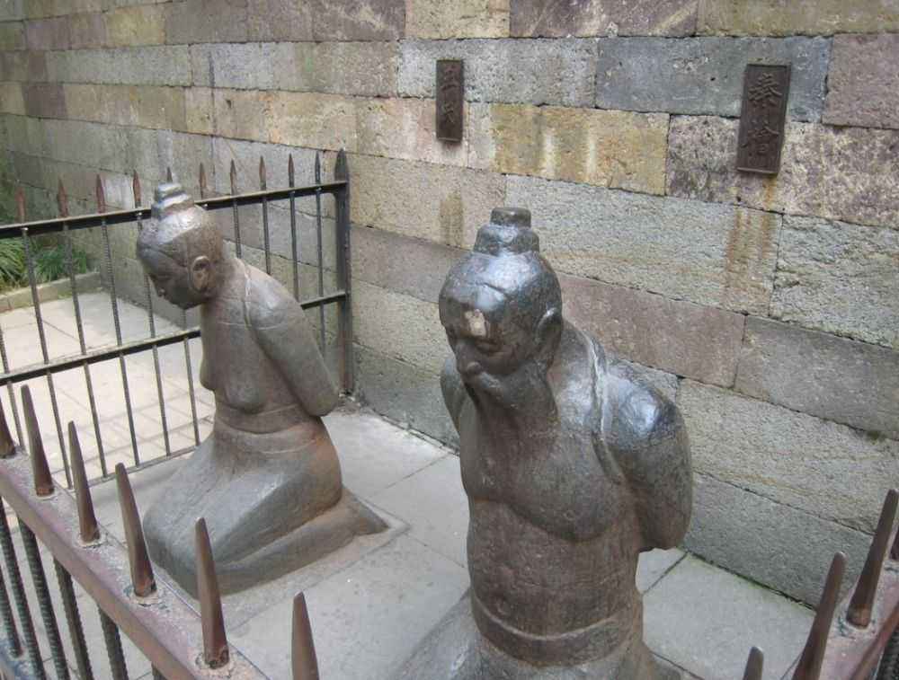 秦桧夫妇雕像